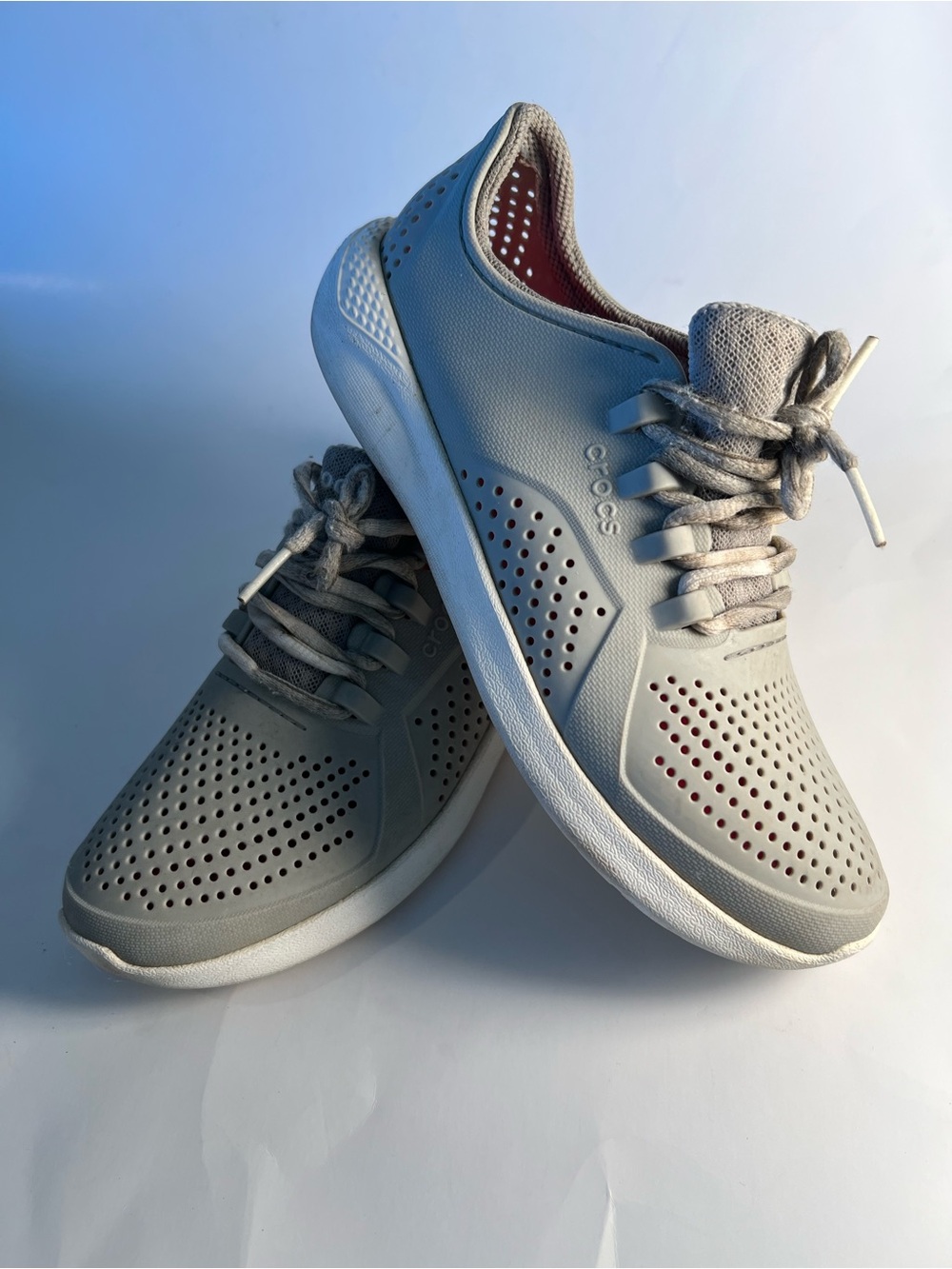 CROCS Women’s Perforated Athletic Sneakers in Light Gray Size 7